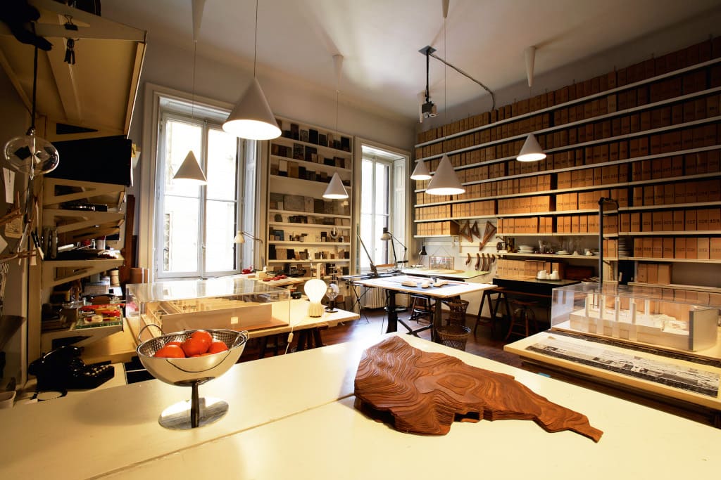 W sali projektów, gdzie pracował zespół współpracowników Achille Castiglioni`ego, znakomicie sprawdzały się lampy „Diabolo” o regulowanej wysokości.