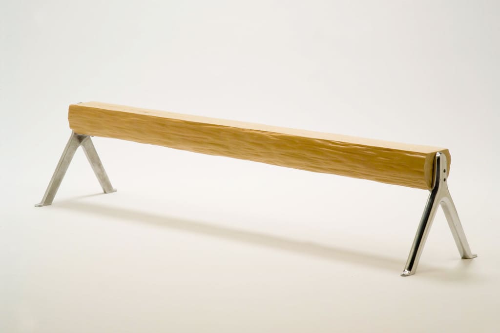 Pień endemicznego dla Japonii drzewa kryptomerii Toshiyuki Kita wykorzystał do wykonania tej minimalistycznej ławki inspirowanej tradycyjną architekturą drewnianych budowli.