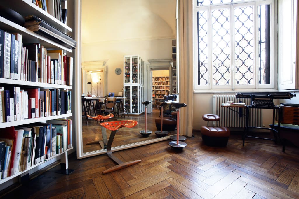 Ogromne lustro pozwalało Achille Castiglioni`emu kontrolować podczas pracy całość ogromnego studia.