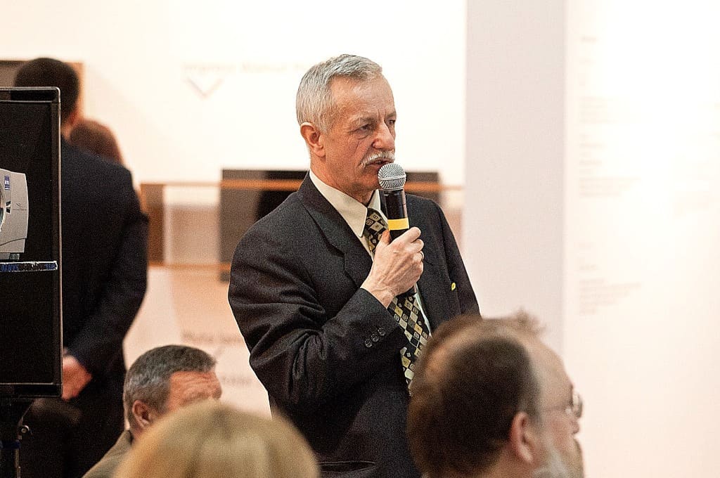 Maria Antoni Hikiert – prezes Ośrodka Badawczo-Rozwojowego Przemysłu Płyt Drewnopochodnych w Czarnej Wodzie, sekretarz Stowarzyszenia Producentów Płyt Drewnopochodnych.