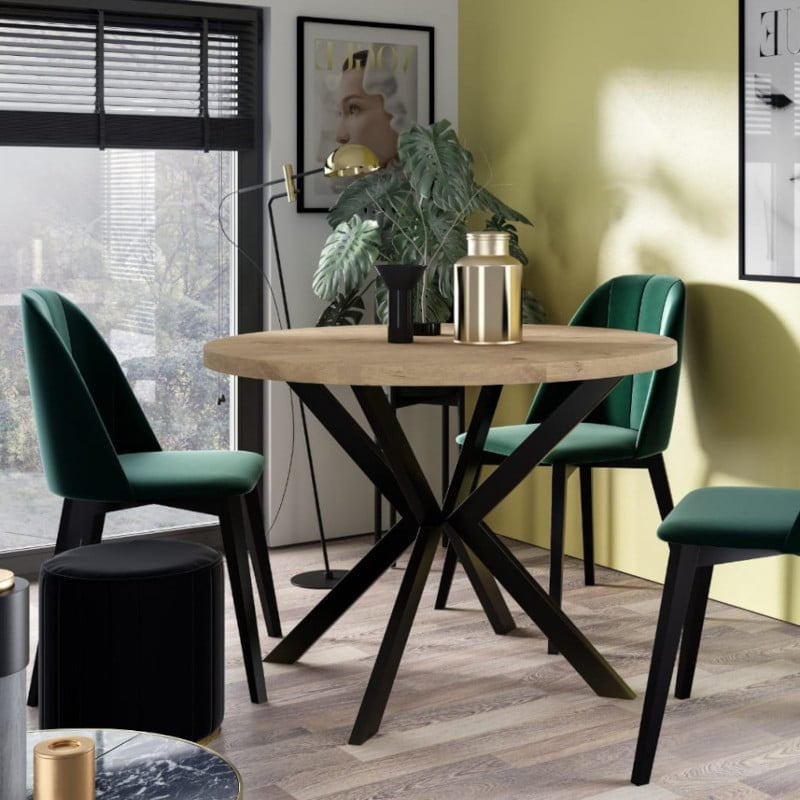 Okrągły stół rozkładany z zielonymi krzesłami.