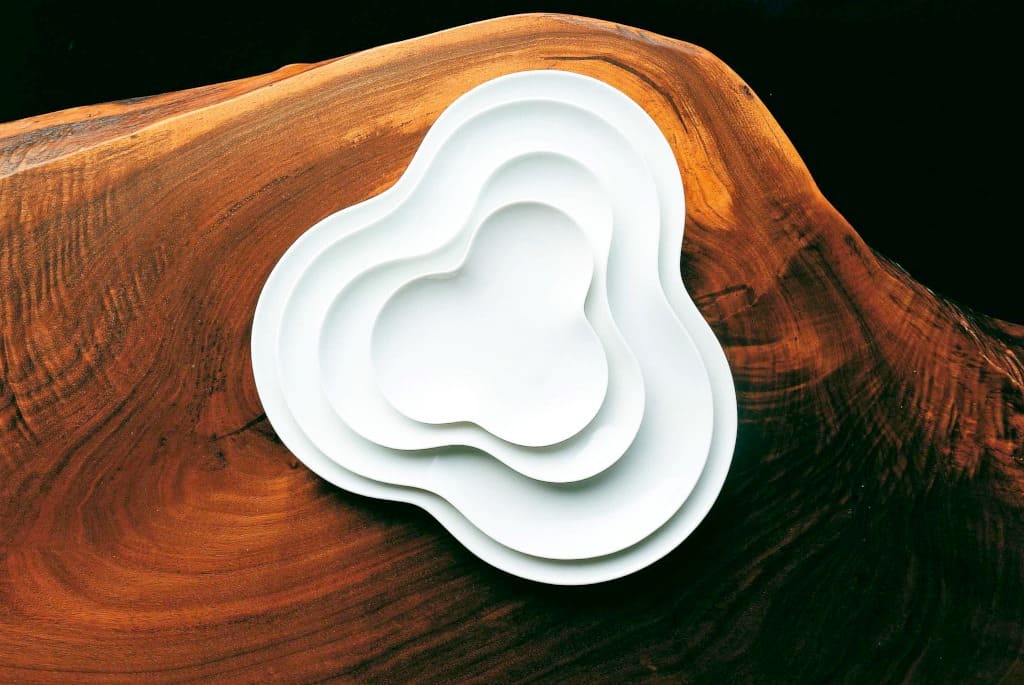 Wyrafinowany kształt ceramicznych naczyń „Hana” (Arita-Nana Kura) ma inspirować kucharzy do serwowania posiłków w pięknej formie.