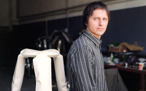 Oskar Zięta chętniej fotografuje się przy pracy w warsztacie niż na eleganckich galach.