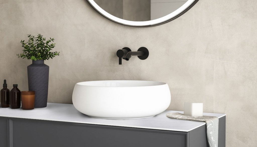 Wnętrze łazienku, modernistyczna umywalka na białym blacie.