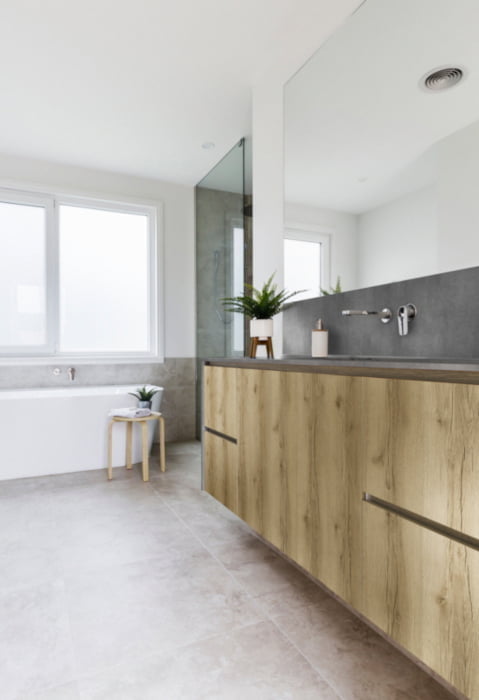 Wnętrze nowoczesnej łazienki, szafka wisząca, duża luksusowa wanna