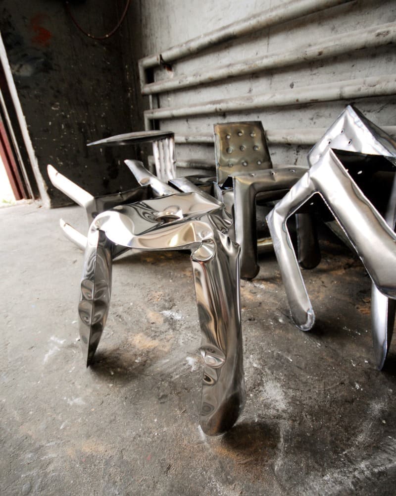 Nawet próbne modele mebli Zięty wyglądają fascynująco – bardziej frapujące jest chyba tylko śledzenie na żywo jak powstają.