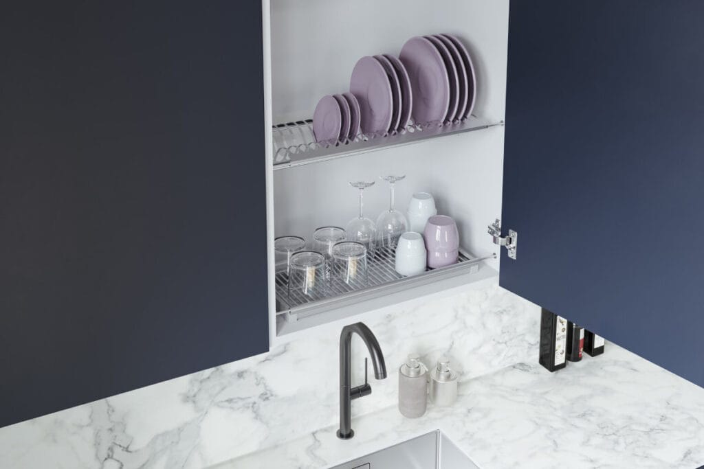 REJS - ociekarka Prima w kolorze białym w granatowej szafce