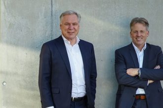 Od lewej: Roland Heeger i Claus Neuffer - zmiana stanowiskowa w grupie Schattdecor.