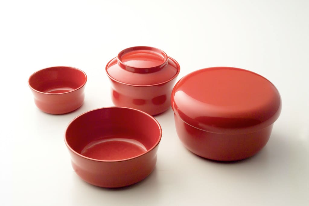 Seria naczyń „Wajima” (proj. Toshiyuki Kita) to wykorzystanie techniki laki w nowoczesnej formie.