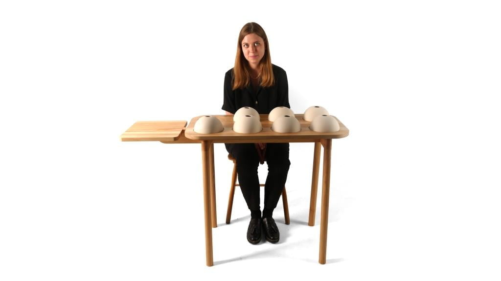 Projekt Stanowisko do samotnego jedzenia Zuzanny Telka skupia się na uniesieniu kulinarnym, jakiego możemy doświadczyć w samotności.