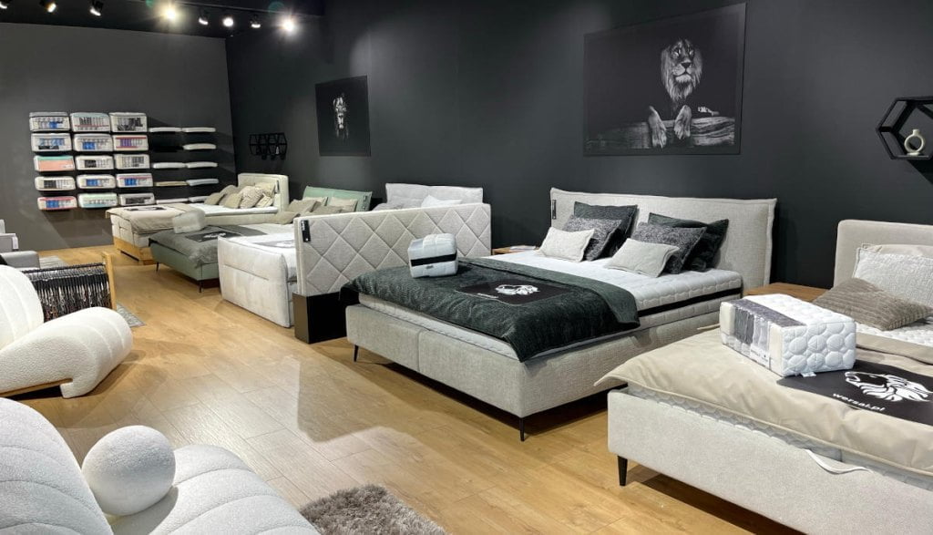 Łóżka tapicerowane z oferty Wersal na targach MOW 2023