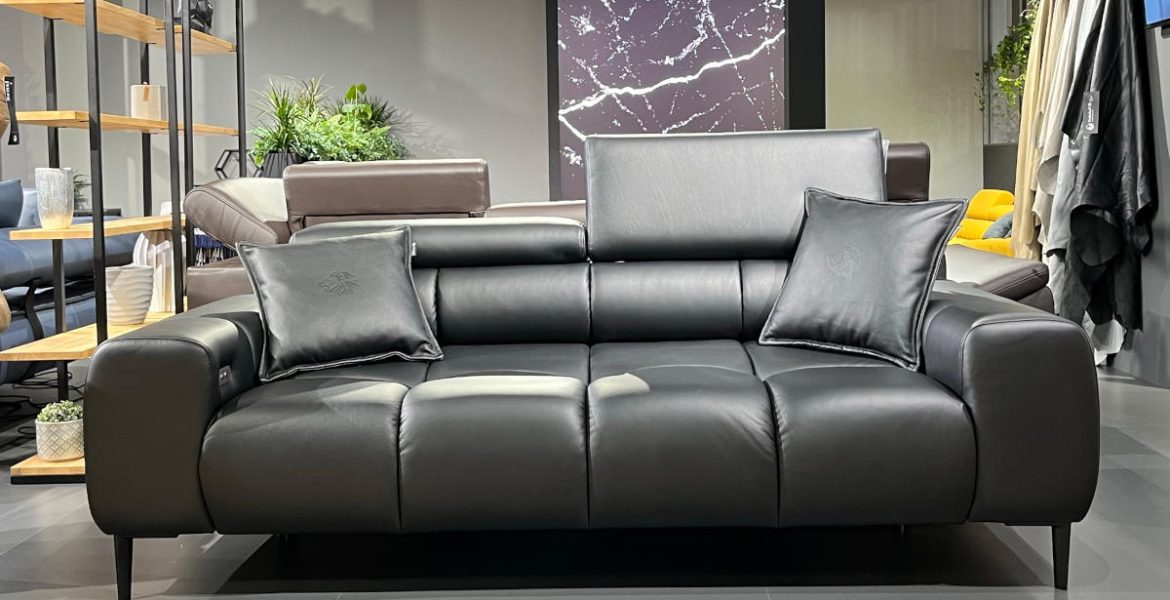 Czarna kanapa PLAZA 3 / Leather Collection z oferty Wersal na targach MOW 2023