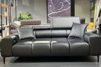 Czarna kanapa PLAZA 3 / Leather Collection z oferty Wersal na targach MOW 2023