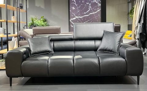 Czarna kanapa PLAZA 3 / Leather Collection z oferty Wersal na targach MOW 2023