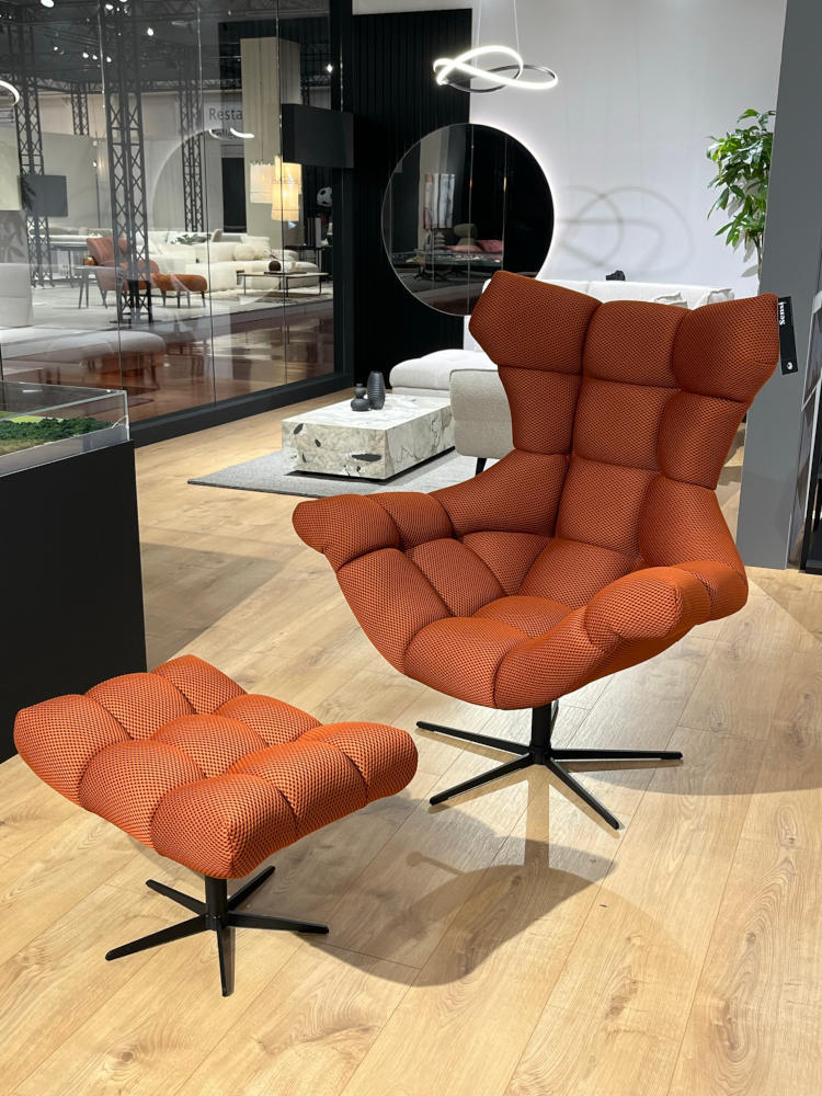 Fotel z podnóżkiem z oferty Wersal na targach MOW 2023