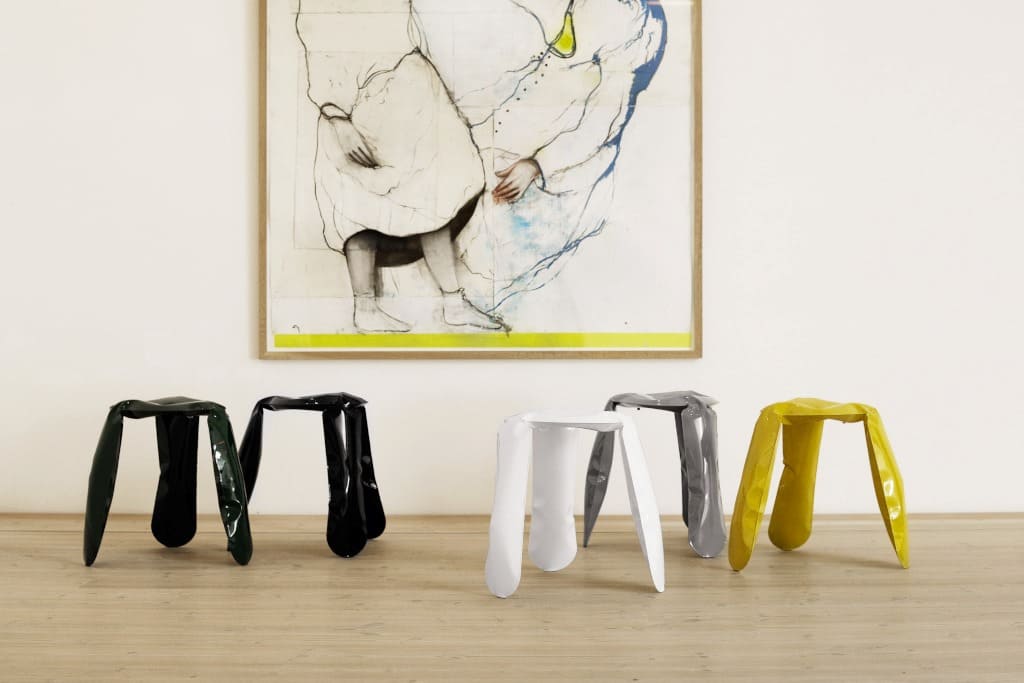 Taborety „Plopp” (proj. Oskar Zięta) dzięki polakierowaniu nabierają bardzo różnorodnego charakteru. Ten pierwszy meblowy projekt z wykorzystaniem technologii FiDU przyniósł autorowi nagrodę Red Dot.