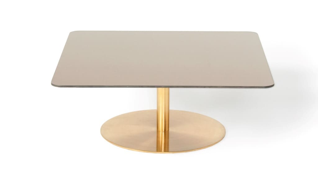 Stolik „Flash” (proj. Tom Dixon) ma lustrzany metaliczny blat i platerowaną podstawę.