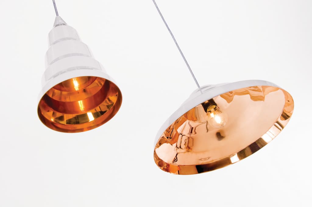 Lampy „Step” mają klosze wykonane z polerowanej miedzi – dają ciepłe, nastrojowe światło.