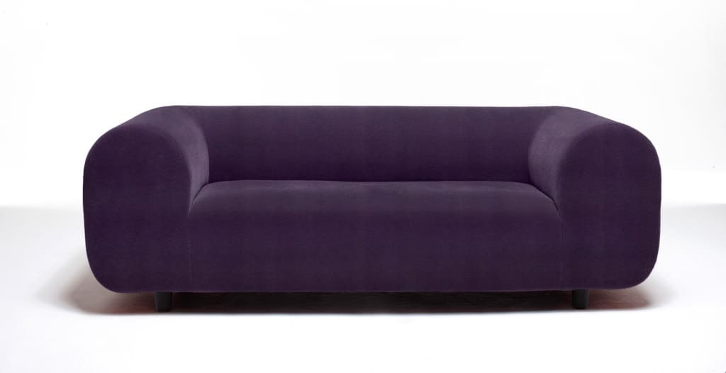 Nowoczesna, klubowa sofa „Plump” (proj. Tom Dixon) wykonana została tradycyjnymi tapicerskimi metodami.