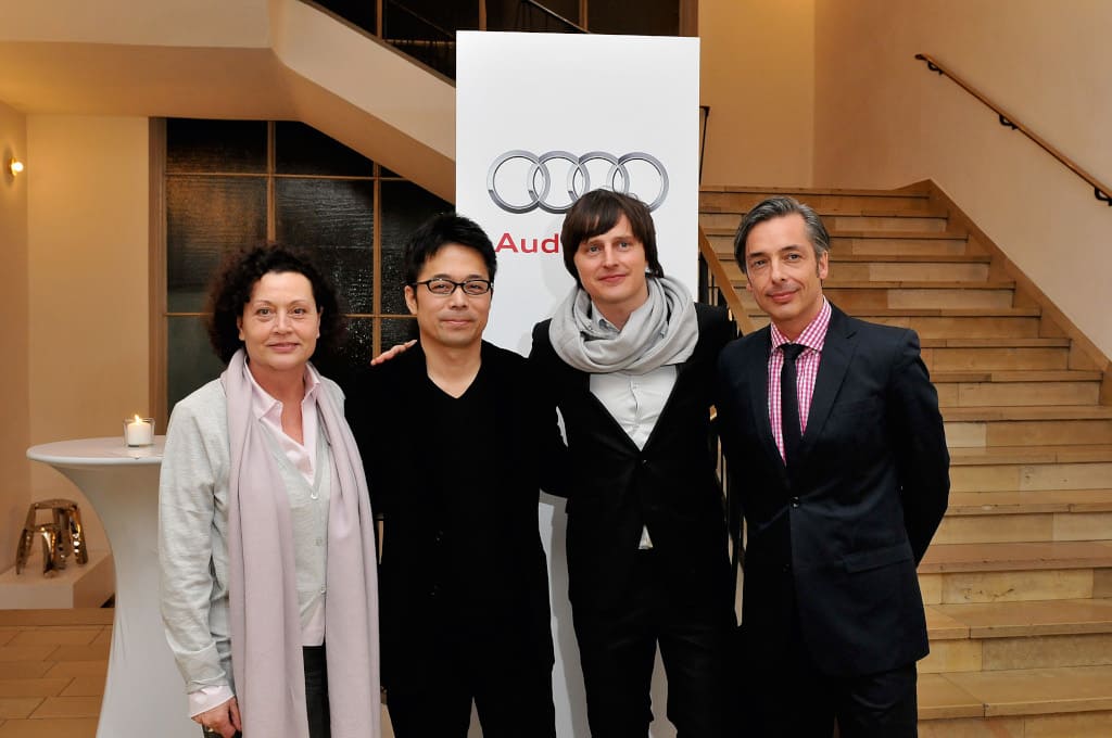 Pamiątkowe zdjęcie z uroczystości rozdania nagród „Architektur & Wochnen”. Od lewej: Barbara Friedrich („Architektur & Wochnen”), Tokujin Yoshioka, Oskar Zieta i Christian Labonte (Audi).