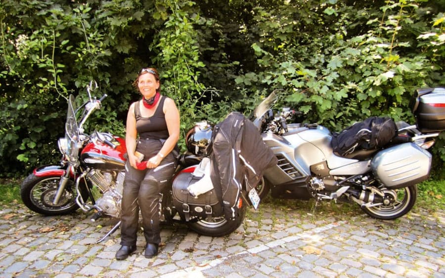 Wiesława Ryznar-Wojak i jedna z jej pasji, czyli… motocykle. „Ale tylko jako pasażer” – zastrzega.