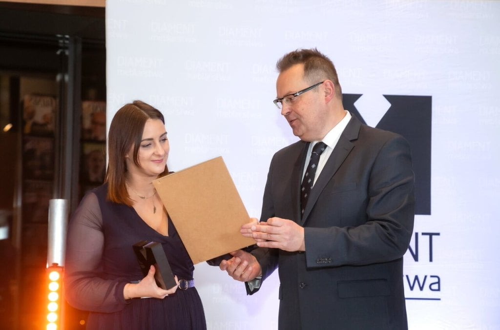 Olga Ciechacka z firmy My Modern Home odbiera Diament Meblarstwa 2024 z rąk Marka Hryniewickiego.
