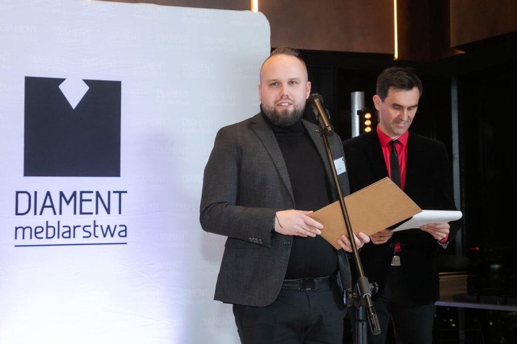 Mikołaj Hadyniak z nagrodą dla firmy Layman. 