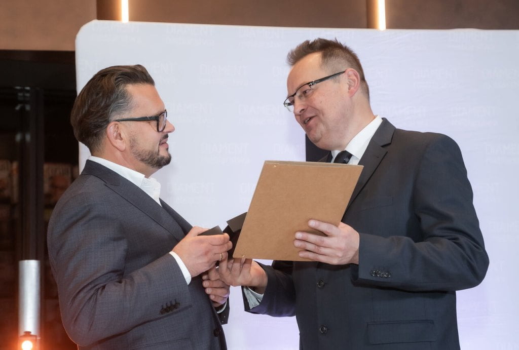 Grzegorz Pękalski odbiera Diament Meblarstwa 2024 dla firmy KROFAM.