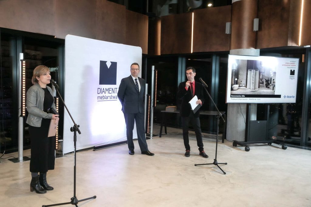 Magdalena Paszkowska dziękuje za statuetkę Diament Meblarstwa 2024 dla firmy Deante.