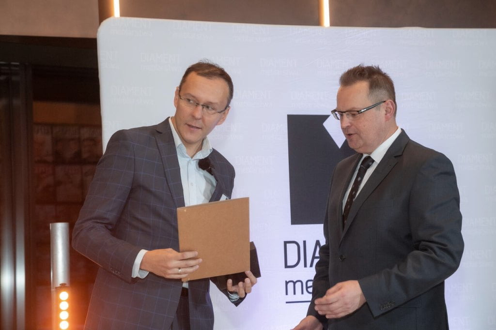 Dominik Dziedzic z firmy FDM Fabryka Dobrych Materacy z nagrodą Diament Meblarstwa 2024.