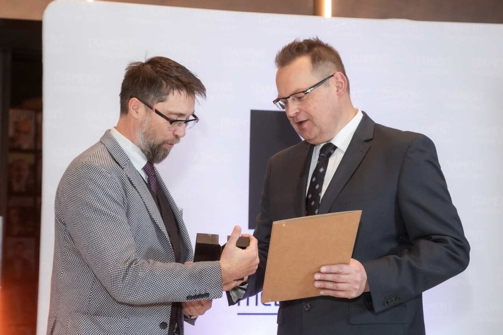 Robert Chmielewski ze statuetką dla firmy Complet Chmielewscy (marka Garden Rabbit).