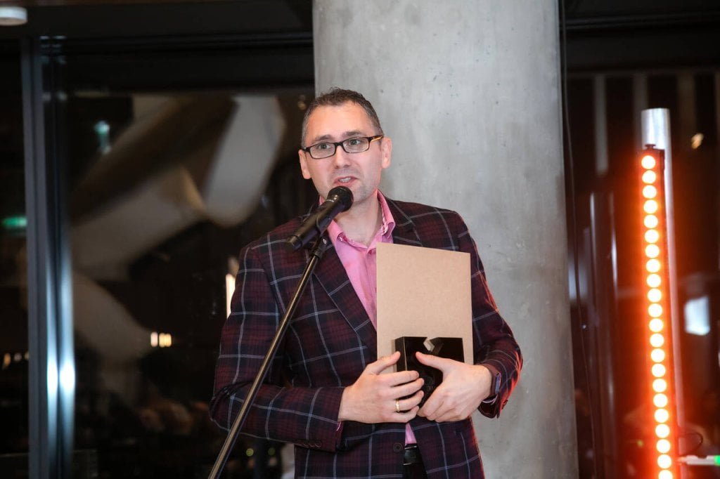 Przy mikrofonie Tomasz Derkowski reprezentujący Fabrykę Mebli Wuteh.