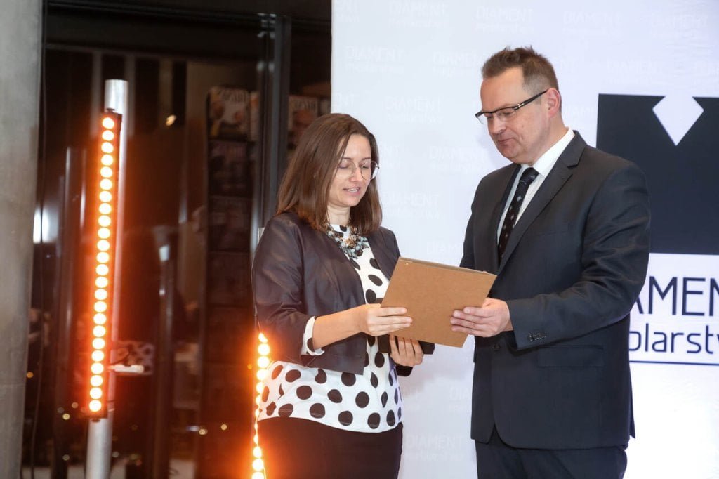 Marek Hryniewicki wręcza Diament Meblarstwa 2024 Małgorzacie Jeżowskiej z Bizzarto. 