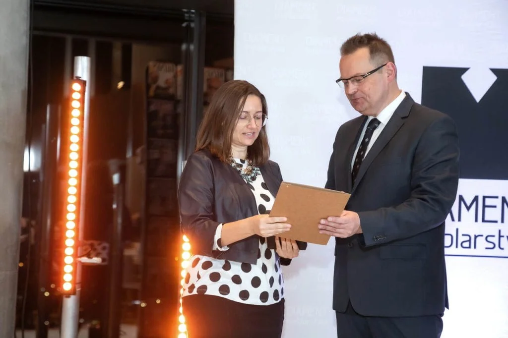 Marek Hryniewicki wręcza Diament Meblarstwa 2024 Małgorzacie Jeżowskiej z Bizzarto. 