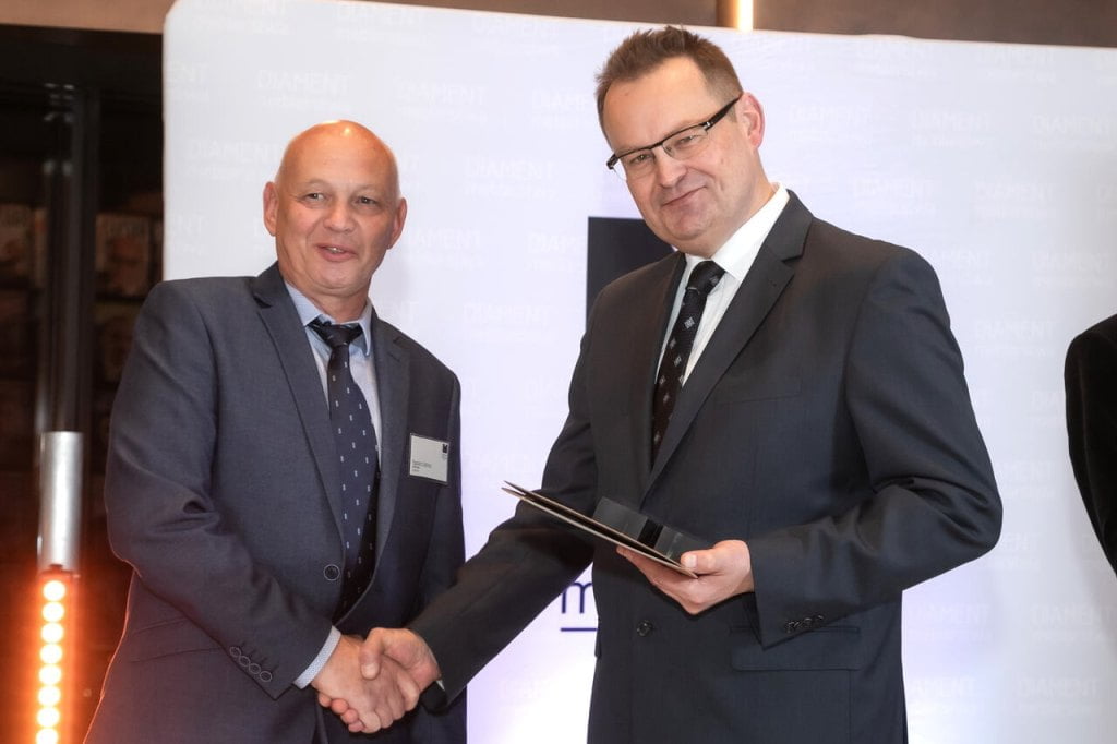 Uścisk dłoni i gratulacje odbiera od Marka Hryniewickiego Ryszard Antosz z Niemann Polska.