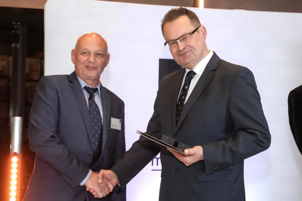 Uścisk dłoni i gratulacje odbiera od Marka Hryniewickiego Ryszard Antosz z Niemann Polska.