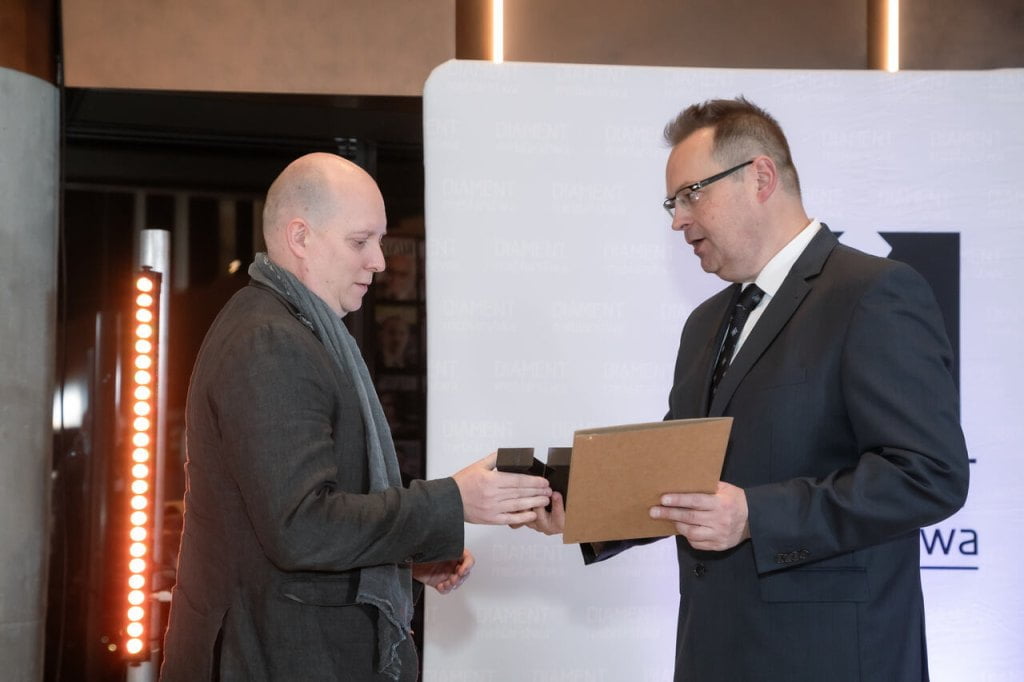 Statuetka Diament Meblarstwa 2024 powędrowała do rąk Tomasza Matejczyka z Nobonobo.