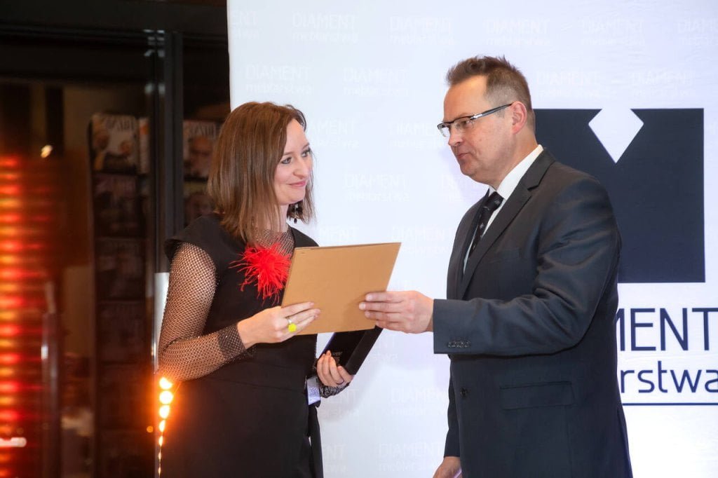 Agnieszka Możdżer z firmy Miuform odbiera Diament Meblarstwa 2024 z rąk Marka Hryniewickiego.