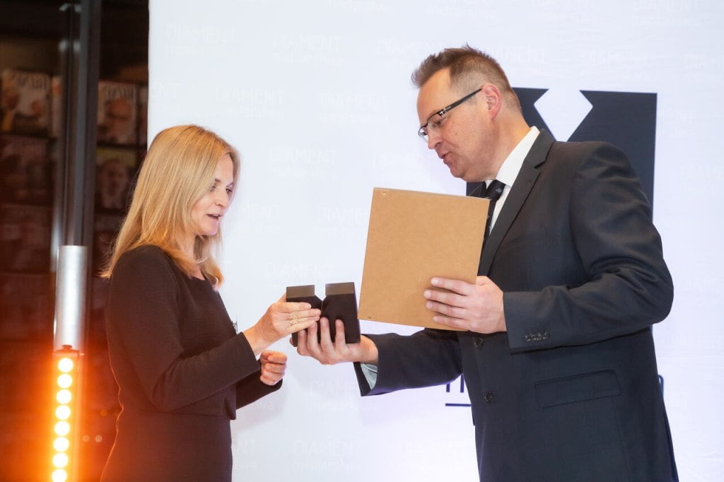 Statuetka Diament Meblarstwa 2024 już w dłoniach Justyna Namiecińskiej reprezentującej firmę Poldem.