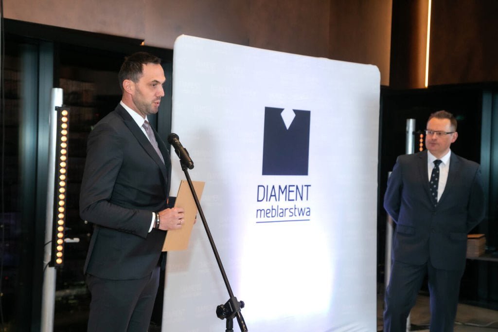 Grzegorz Rojek z Fibero dziękuje kapitule konkursu Diament Meblarstwa 2024.