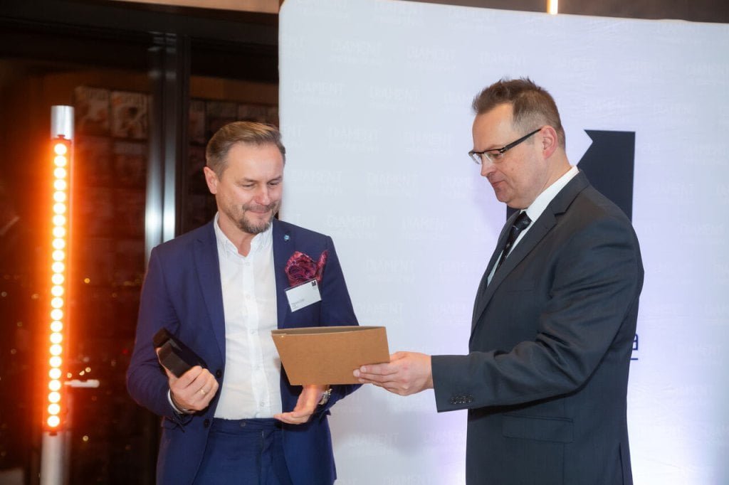 Mariusz Dolik z firmy Fabb z nagrodą Diament Meblarstwa 2024.
