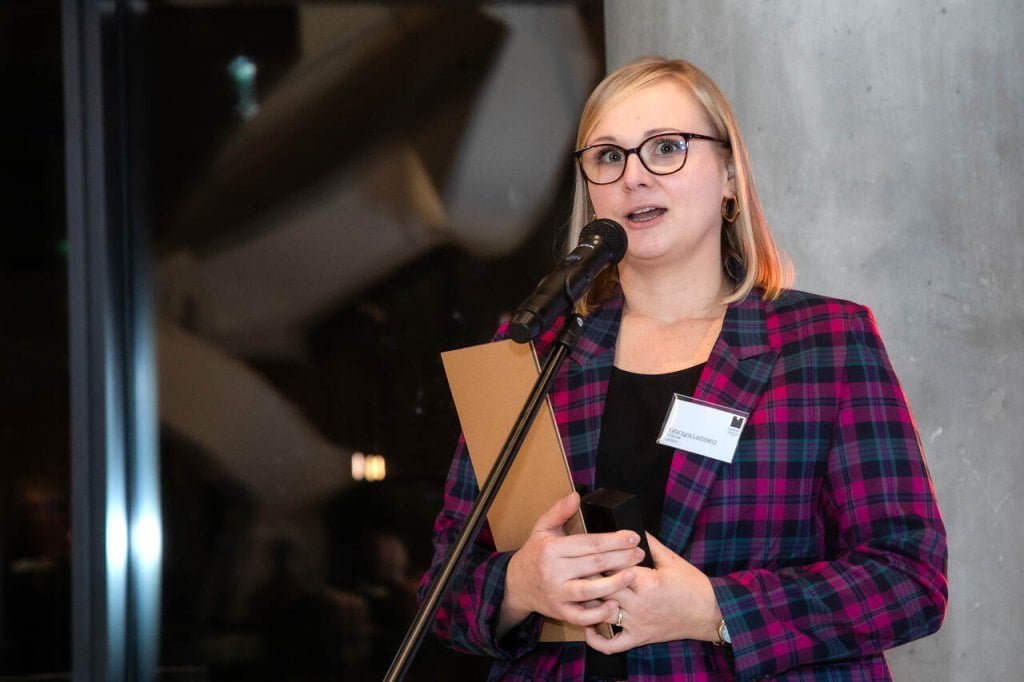 Katarzyna Lachowicz składa podziękowania za otrzymaną przez firmę Stolkar nagrodę.
