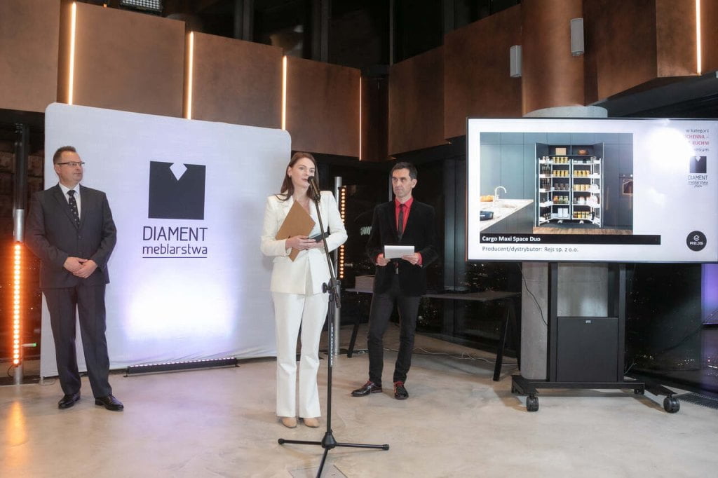 Od lewej: Marek Hryniewicki (BIZNES.meble.pl), Joanna Posadzy (Rejs), Krzysztof Szubzda (prowadzący galę).