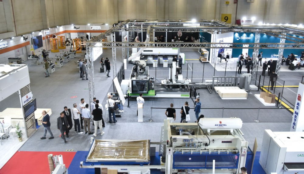 Targi All4Wood - ekspozycja targowa widziana z góry. Na ekspozycji firmy z ofertą maszyn dla branży meblarskiej i drzewnej.