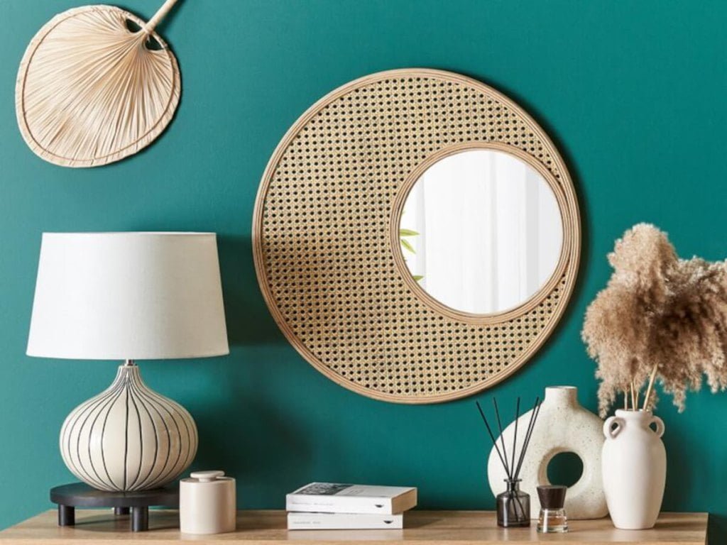 DevaGroup - lustro w kształcie koła na niebieskiej ścianie