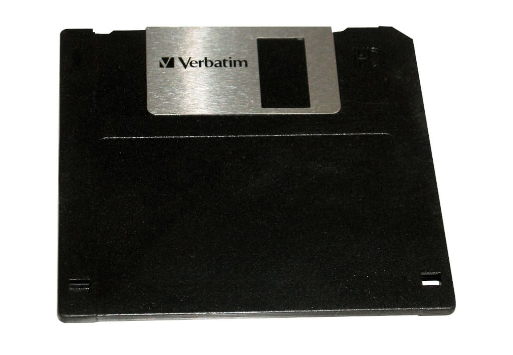 Czarny kwadrat to kształt dyskietki, proj. i prod. Sony (1982).