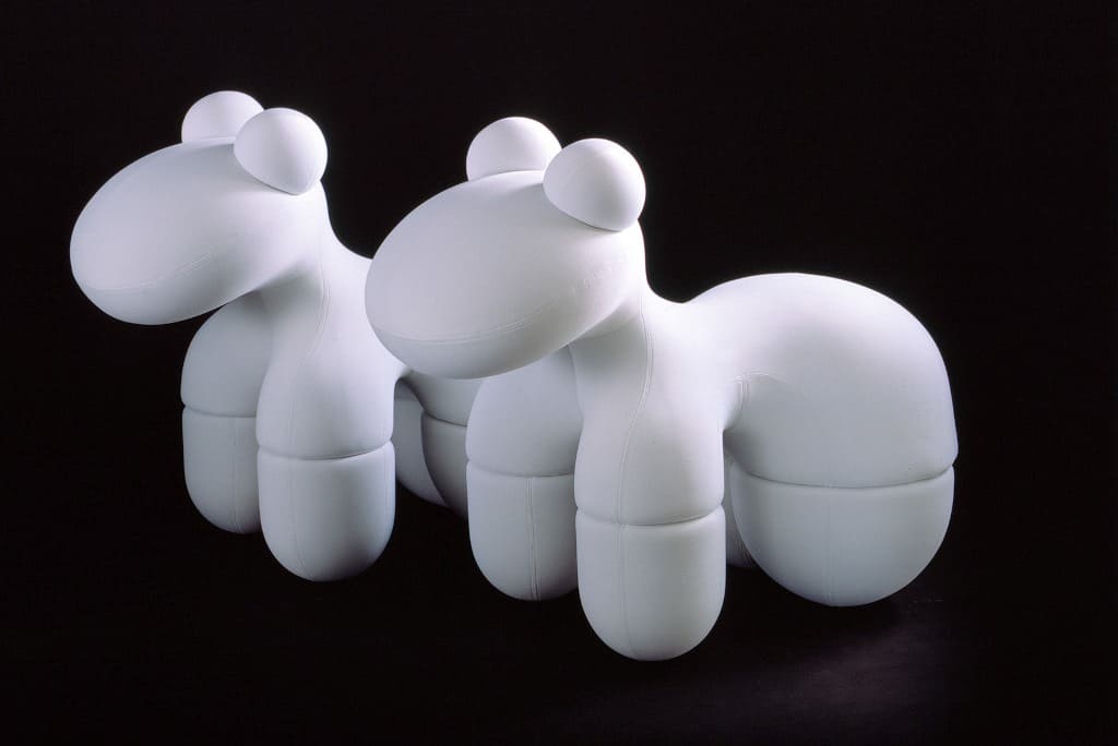 Kucyk „Pony” (proj. Eero Aarnio, prod. Adelta) ma już prawie 40 lat. Zoomorficzne kształty sprawiają, że wygląda jak kolorowa zabawka, ale rozmiarami odpowiada potrzebom dorosłych użytkowników.