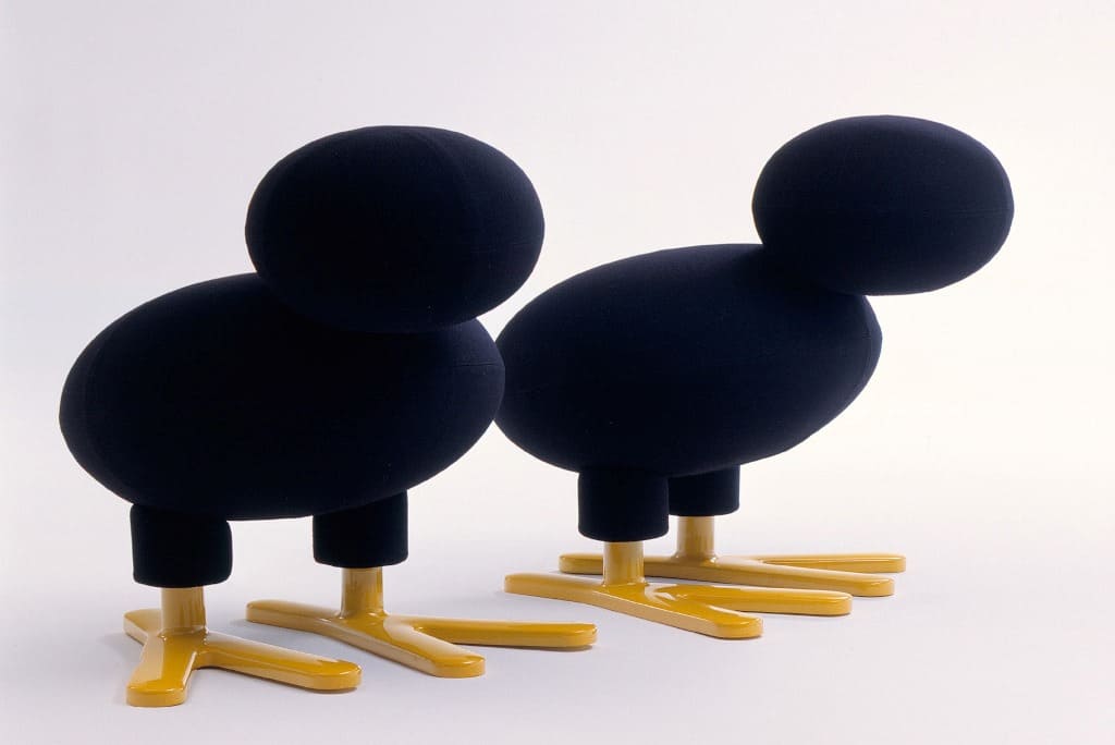 Siedzisko nie zawsze musi przypominać krzesło, ale zawsze powinno reprezentować poczucie humoru twórcy. Zgodnie z tą dewizą Eero Aarnio „Tipi” (prod. Adelta) przypomina… kurczaka.