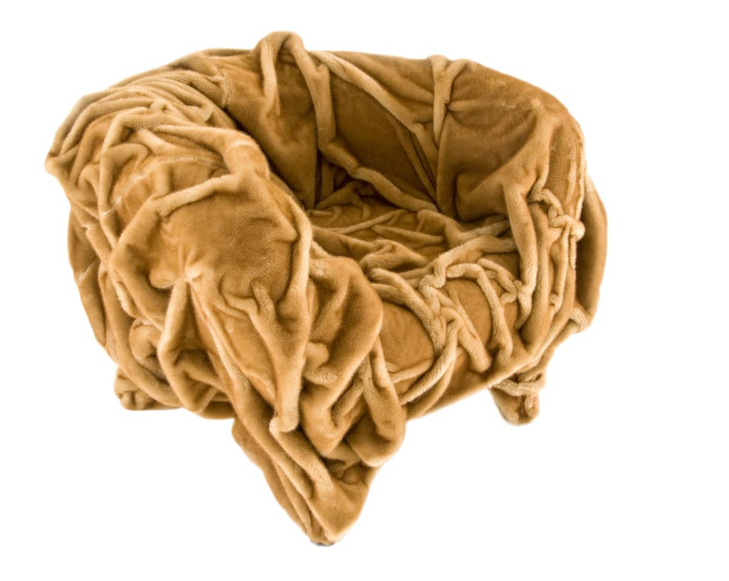 Udrapowane na fotelu „Grinza” (proj. Huberto i Fernando Campana, prod. Edra) ekologiczne futro i zoomorficzne kształty budzą skojarzenia z egzotycznym psem shar-pei.