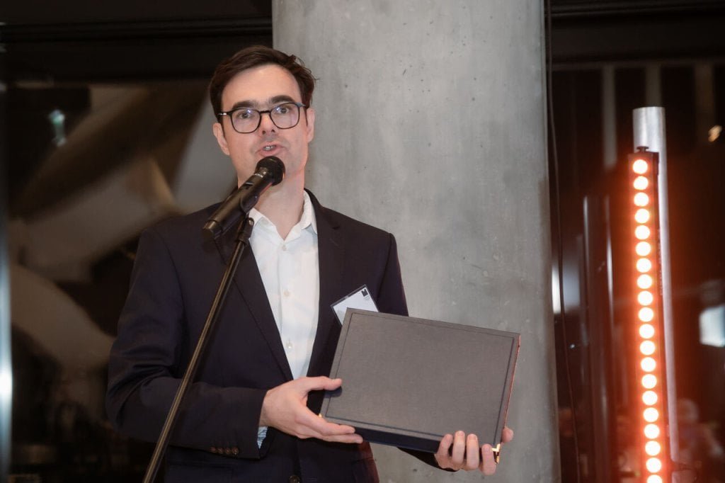 Grzegorz Błachnio z firmy Allianz Trade – Partnera Strategicznego konkursu Diament Meblarstwa 2024 podczas gali na szczycie Skylinera.